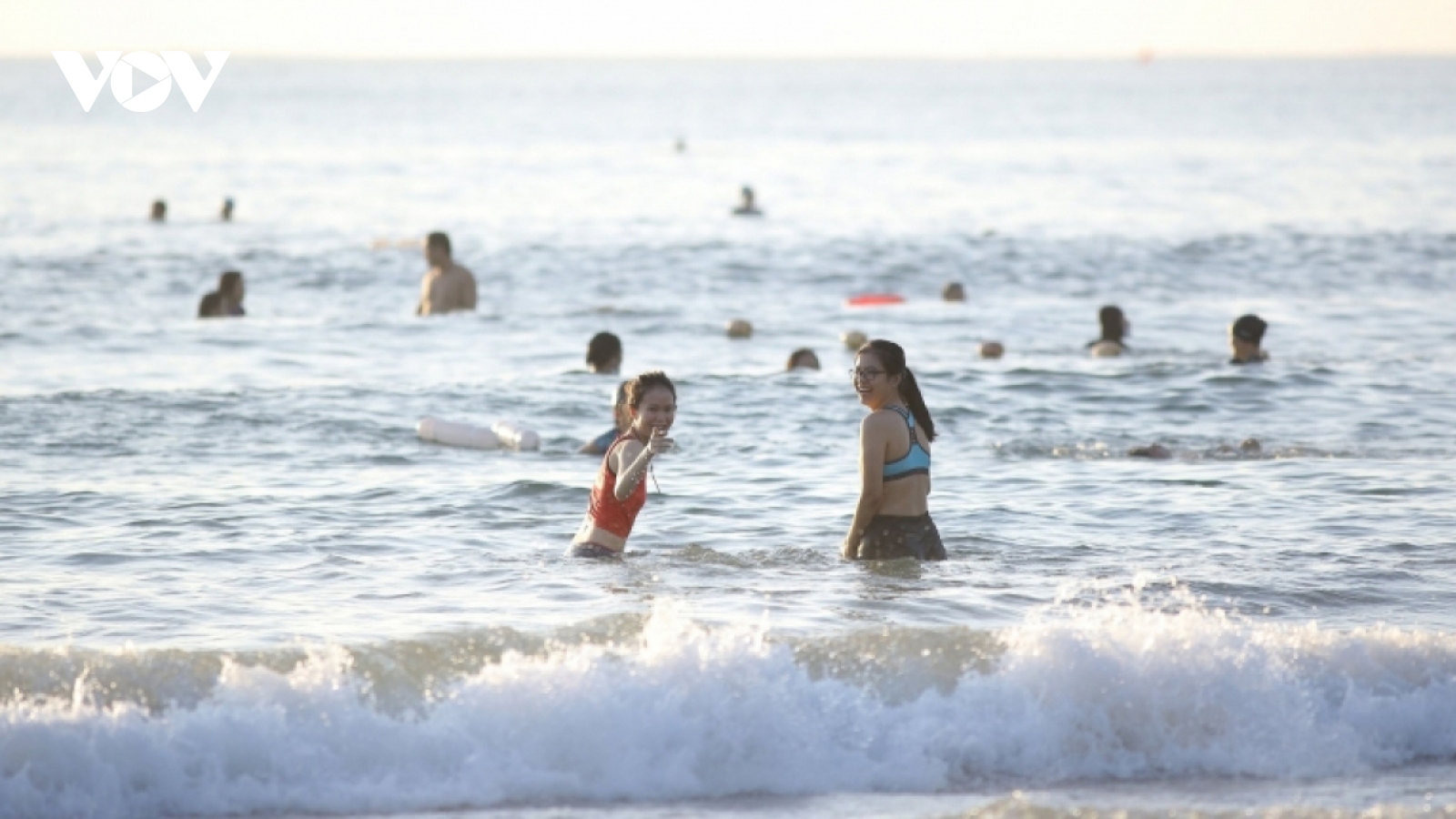 Da Nang resumes beach services as social distancing rules are eased