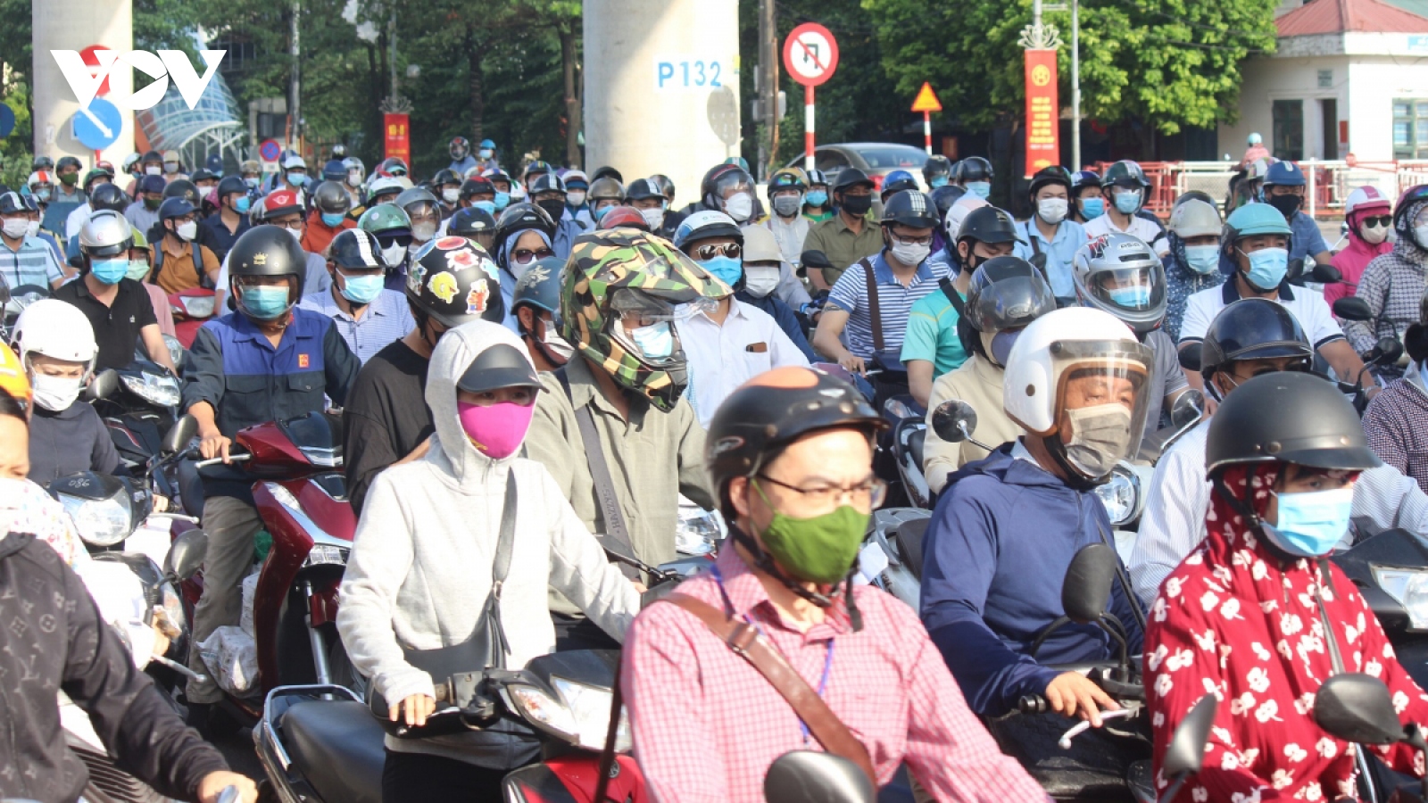 Tighter COVID-19 measures cause traffic congestion in Hanoi red zones