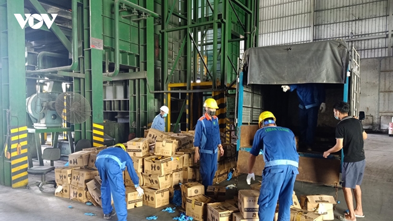 Tiêu hủy hơn 10 tấn găng tay cao su và găng tay y tế không rõ nguồn gốc, xuất xứ