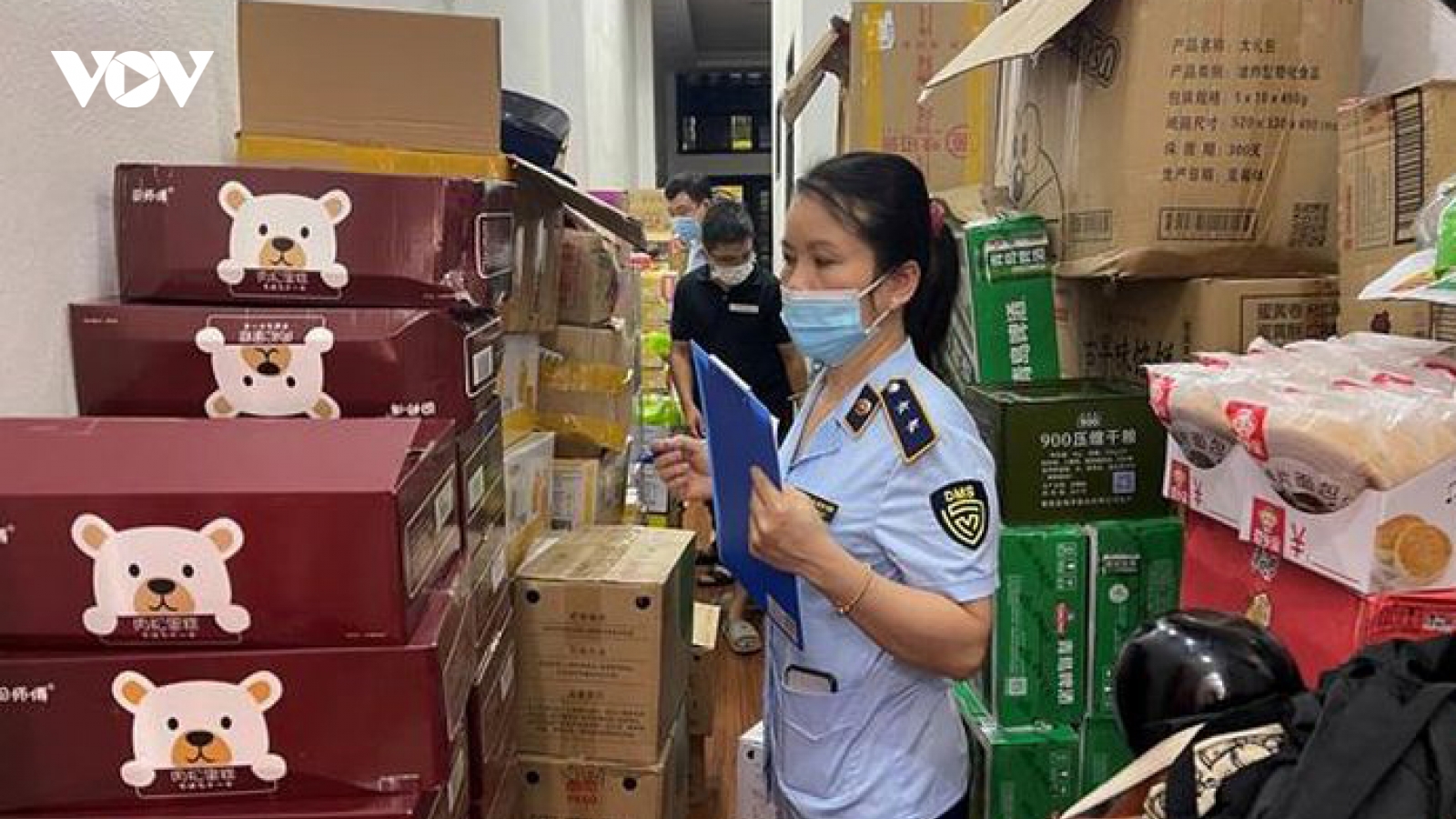 Phát hiện gần 10 tấn bánh kẹo, thực phẩm không rõ nguồn gốc ở Hà Nội, Thanh Hoá
