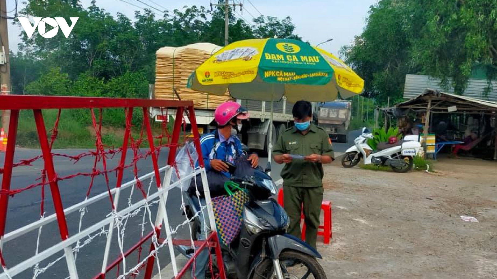 Bình Dương: Người tiêm 2 mũi, âm tính, được cấp "thẻ xanh" đi đường