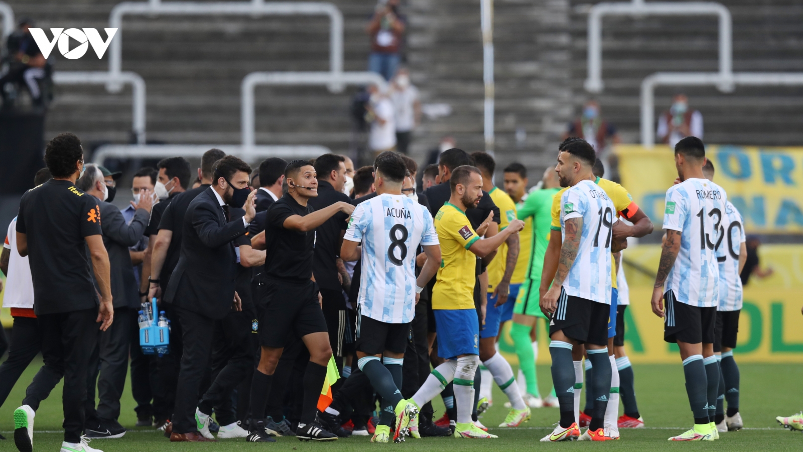 Nhà chức trách vào sân trục xuất cầu thủ, trận Brazil - Argentina đổ bể