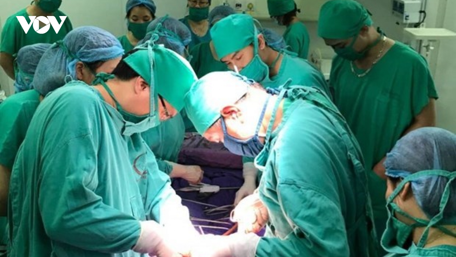 Mổ lấy thai nhi cho sản phụ viêm phổi nặng mắc COVID-19