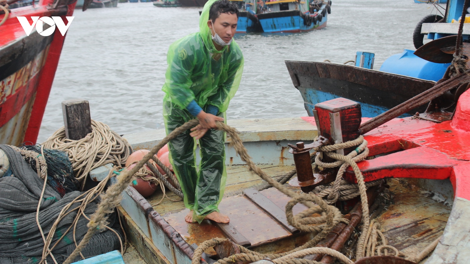 Miền Trung mưa to, vừa ứng phó với bão số 5, vừa đảm bảo phòng chống dịch