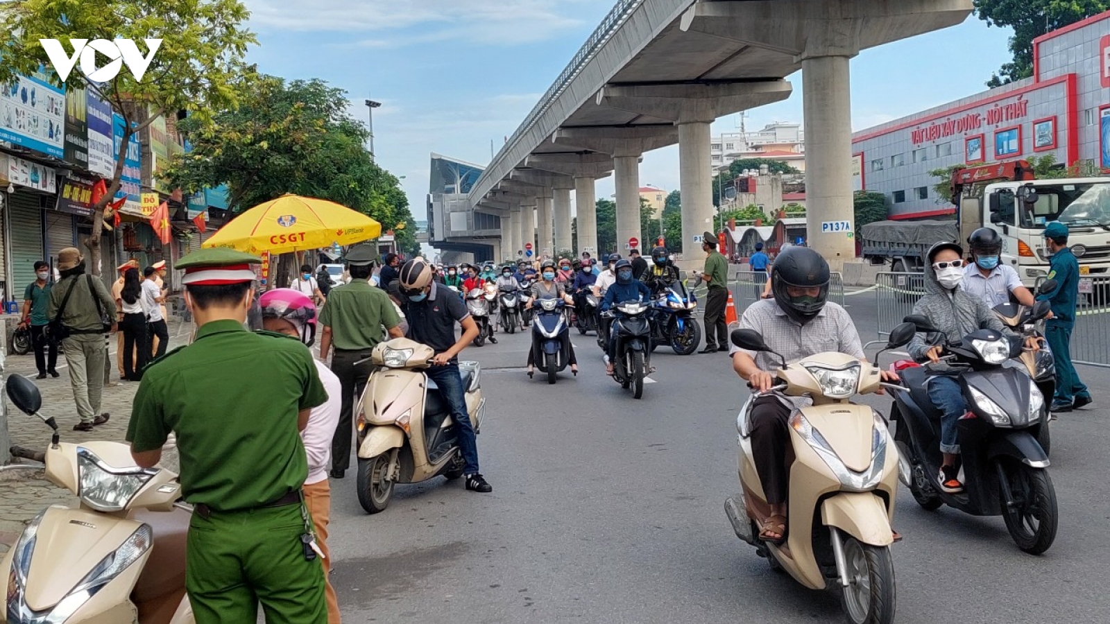 Hà Nội kiểm soát giấy đi đường theo cả 2 mẫu, các chốt vào "vùng đỏ" thông thoáng