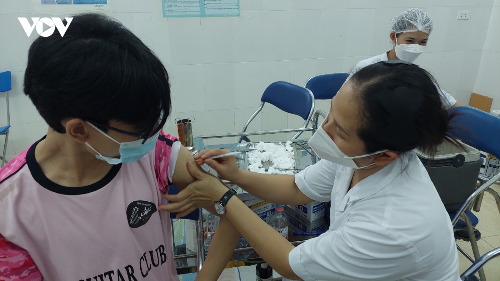 Người dân Hà Nội xếp hàng chờ tiêm vaccine trong đêm