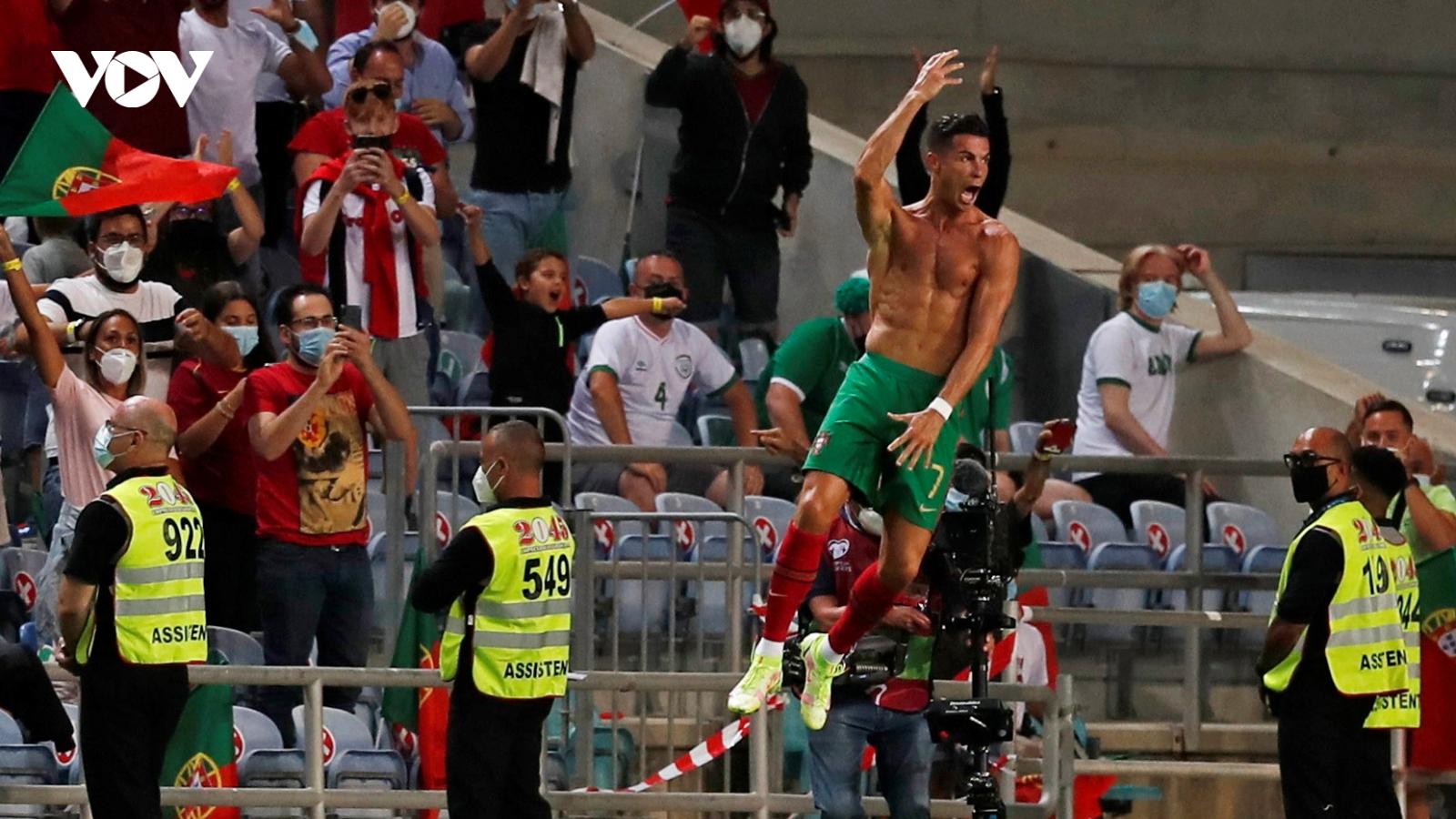 Bồ Đào Nha 2-1 CH Ireland: Ronaldo lập cú đúp, tạo nên kỷ lục của bóng đá thế giới