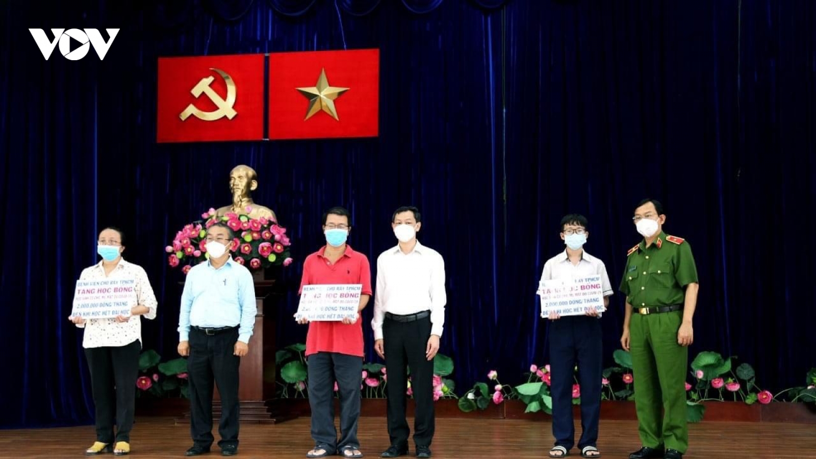 Bệnh viện Chợ Rẫy “đỡ đầu” cho 4 học sinh mồ côi cha, mẹ vì Covid-19