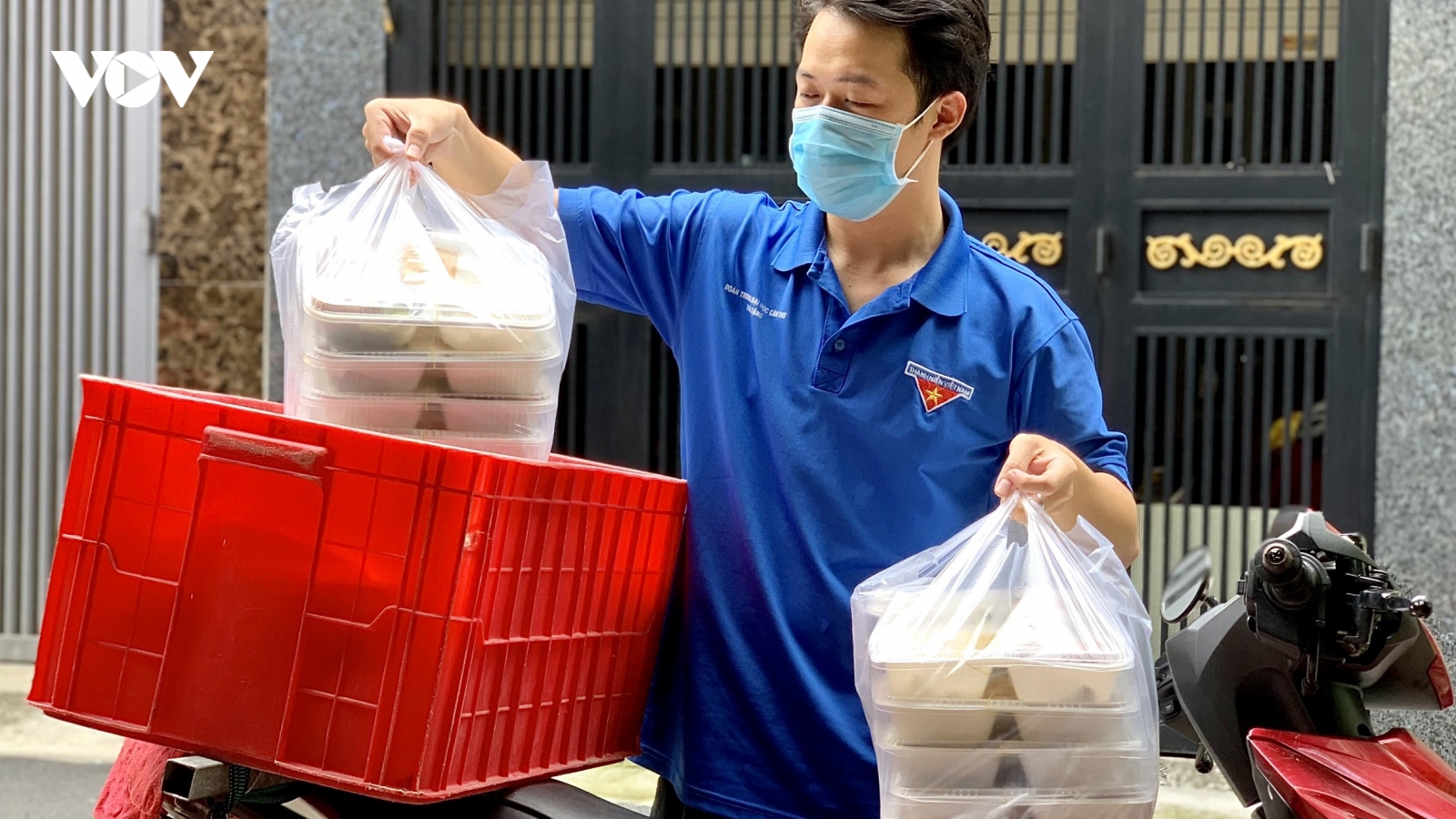 Sinh viên tình nguyện giữa tâm dịch TP.HCM: “Càng nguy hiểm, càng phải dấn thân”