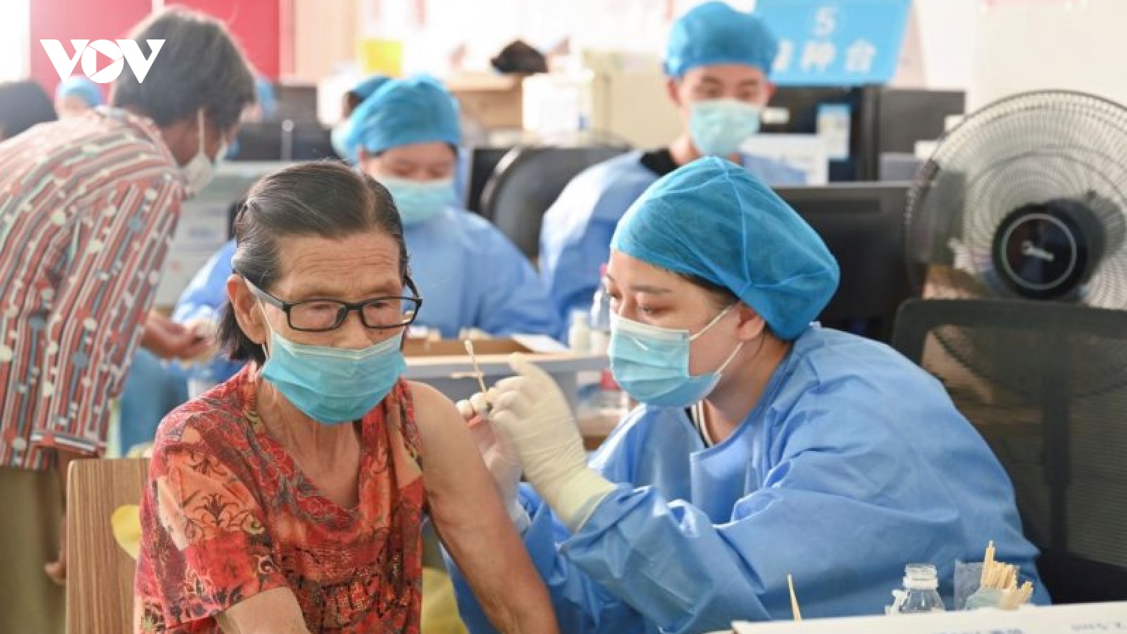 Virus lại lọt lưới phòng thủ của Trung Quốc: Chiến lược "không Covid" khó khả thi
