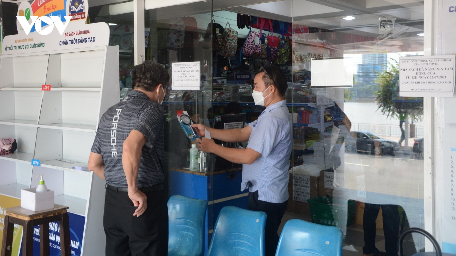 Nhiều nhà sách ở Đà Nẵng mở cửa trở lại, kịp giao đơn hàng đến học sinh