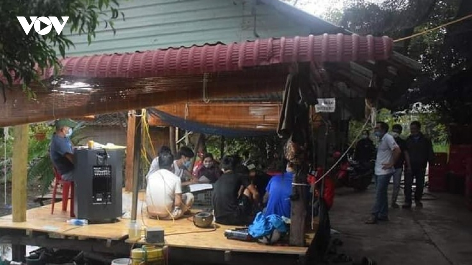 Tụ tập đánh bạc ăn tiền khi cả huyện giãn cách xã hội