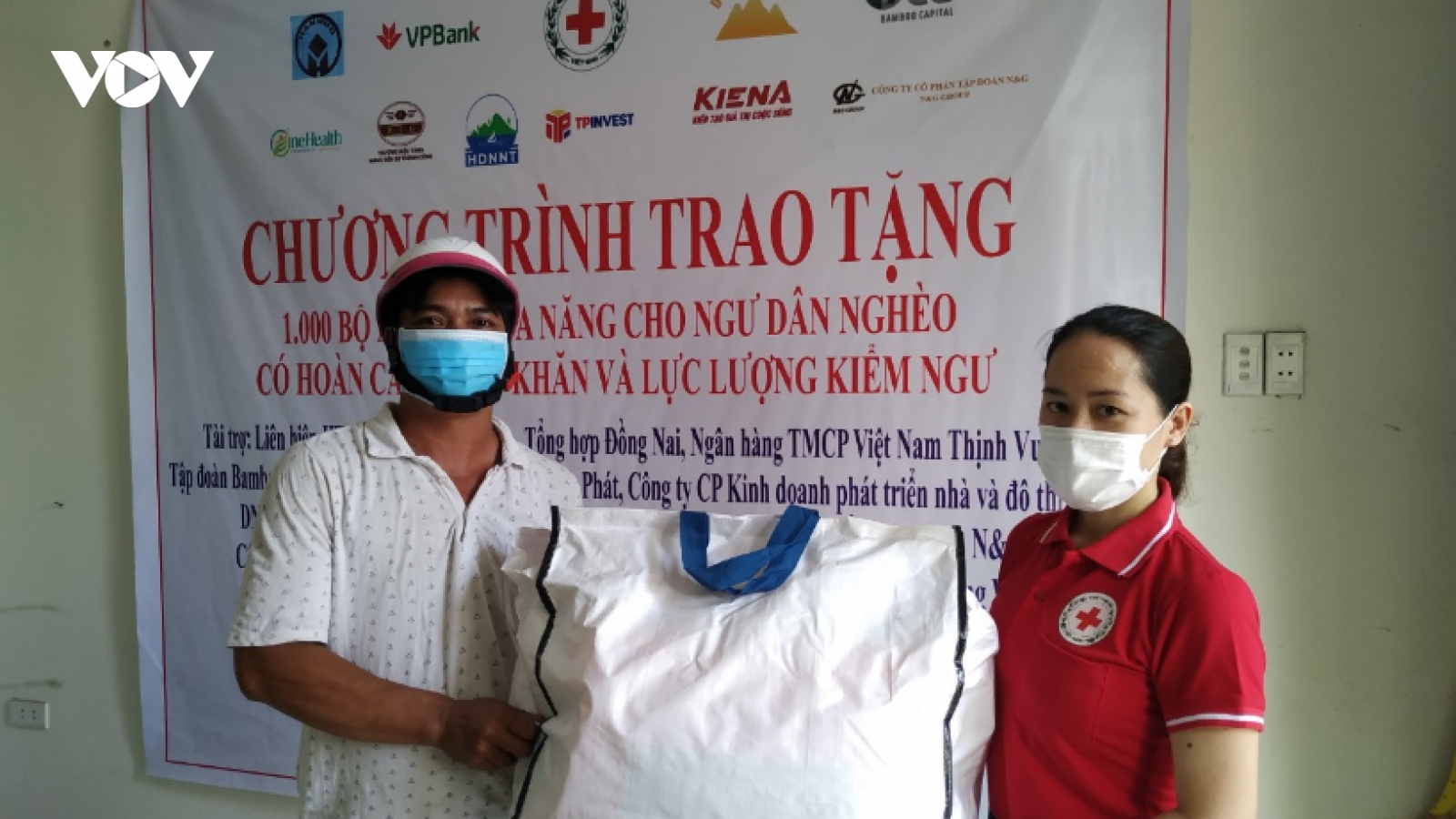Đà Nẵng, Phú Yên trao 2.000 bộ áo phao cứu sinh cho ngư dân