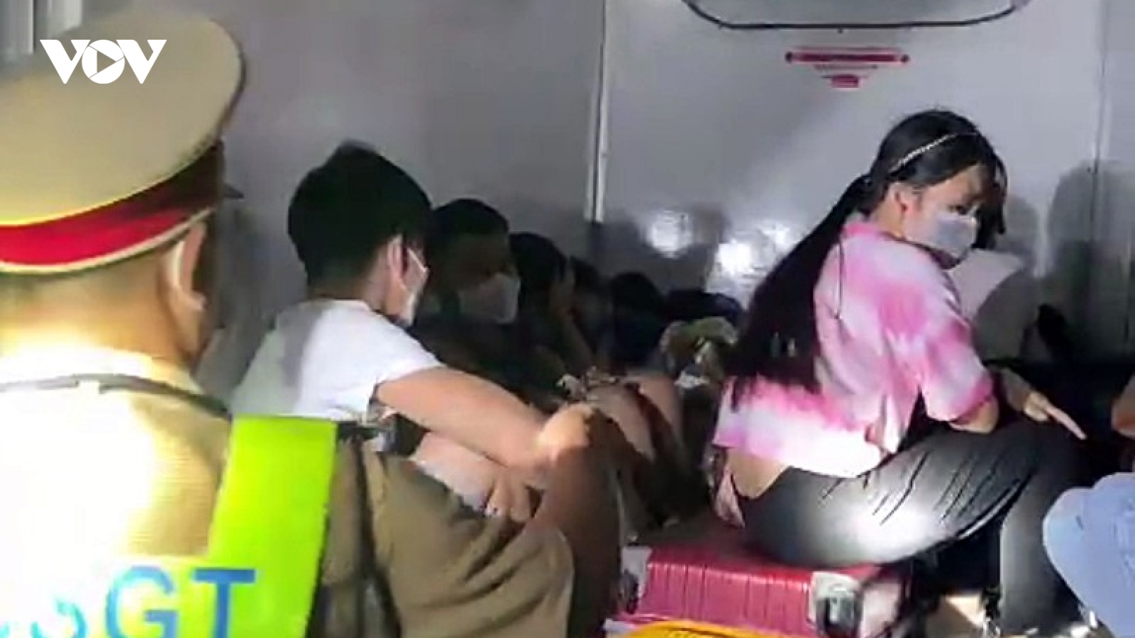 "Giấu" 15 người trong thùng xe đông lạnh để 'thông chốt'