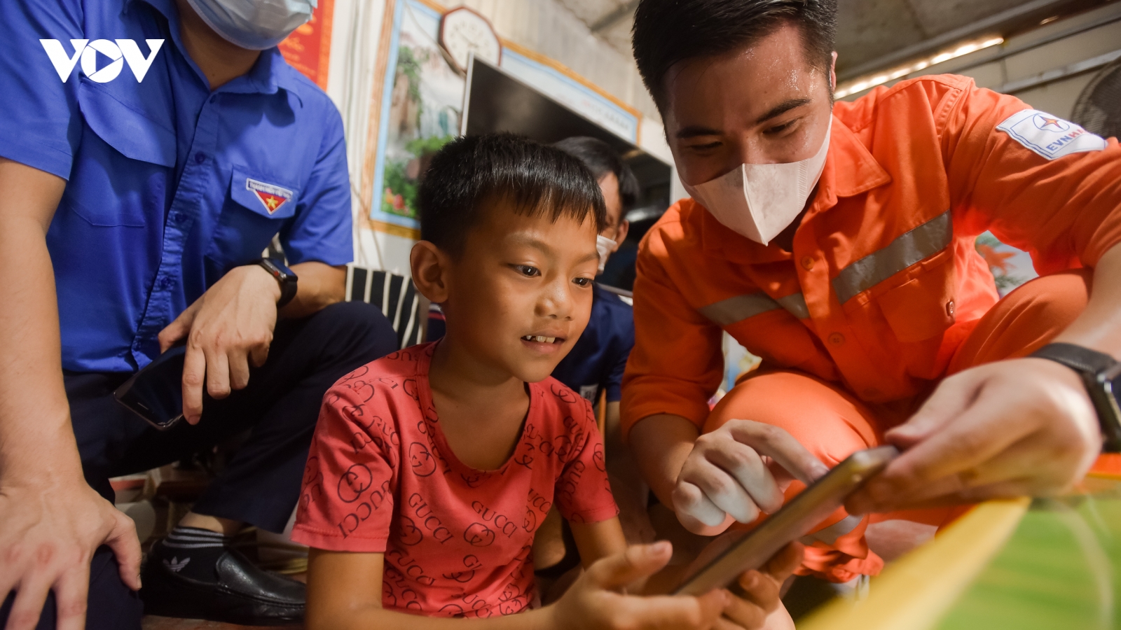 Tặng máy tính bảng cho trẻ em nghèo làng chài sông Hồng