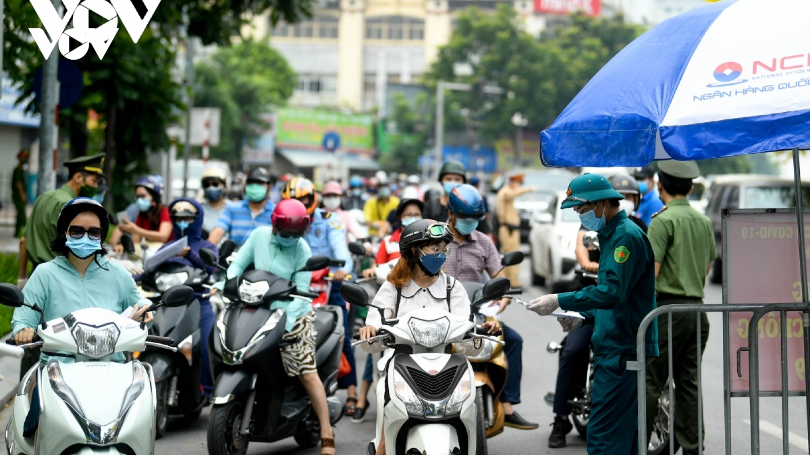 Thủ tướng yêu cầu Hà Nội điều chỉnh bất cập trong cấp giấy đi đường