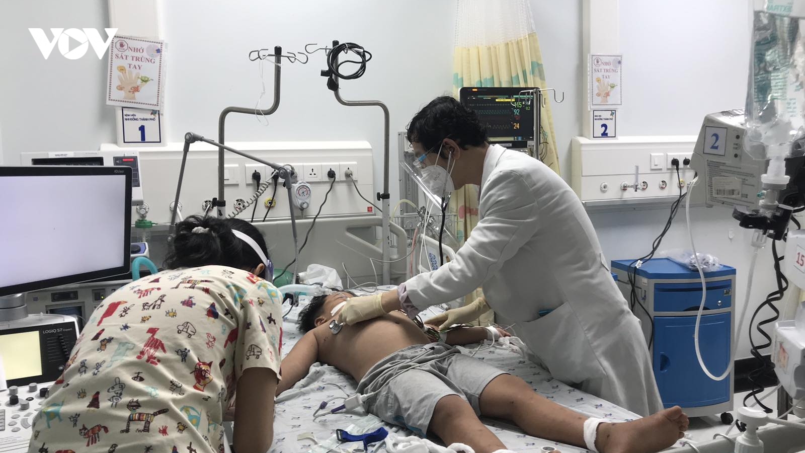 Cứu sống bệnh nhi 6 tuổi thừa cân sốc sốt xuất huyết nặng