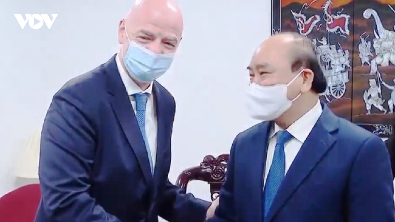 Chủ tịch nước Nguyễn Xuân Phúc tiếp Chủ tịch Liên đoàn Bóng đá Thế giới