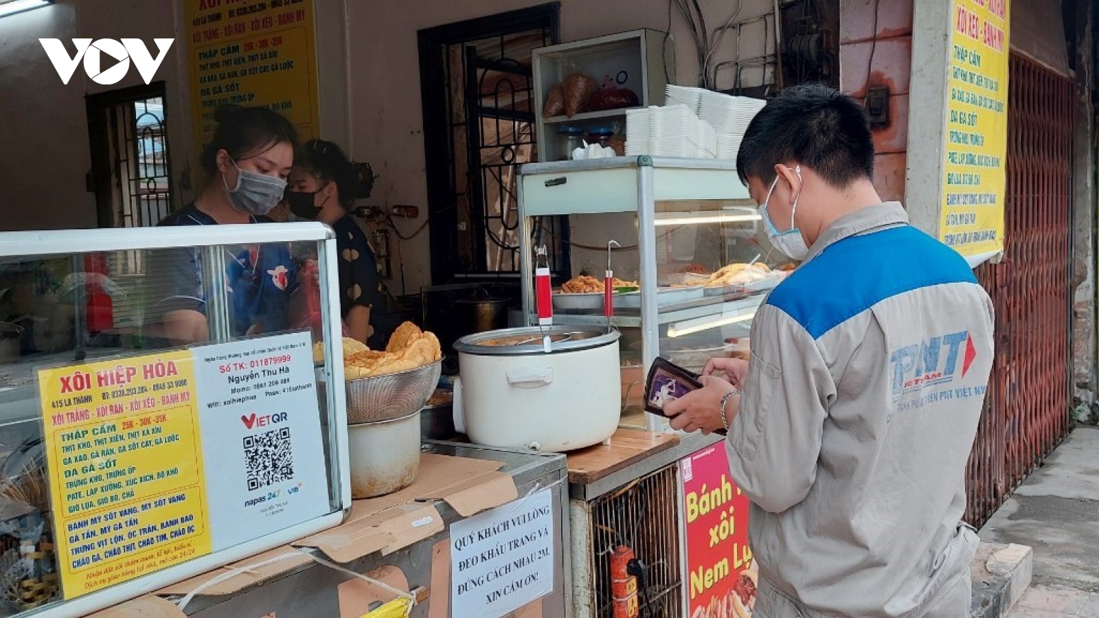 Hàng ăn ở 19 quận, huyện Hà Nội mở lại, vừa bán vừa...nghe ngóng