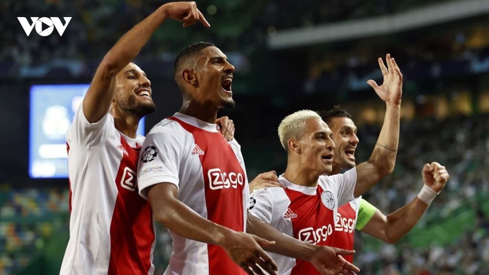 Cầu thủ Ajax lập "poker" ngày ra mắt Champions League