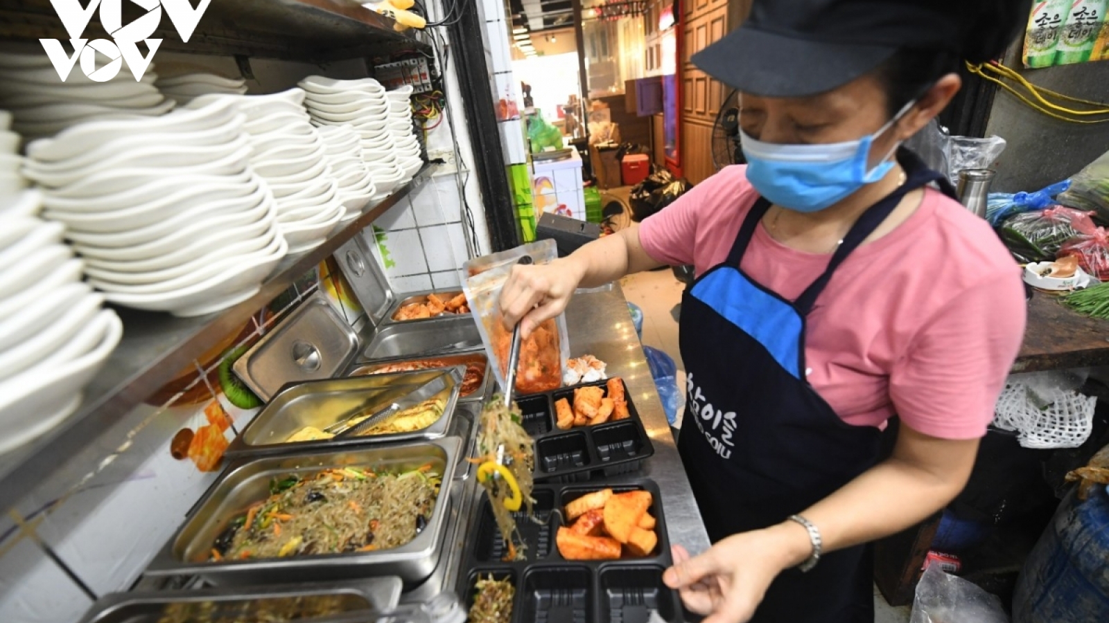 Nhiều hoạt động dịch vụ ở Hà Nội được mở lại - người dân không được chủ quan