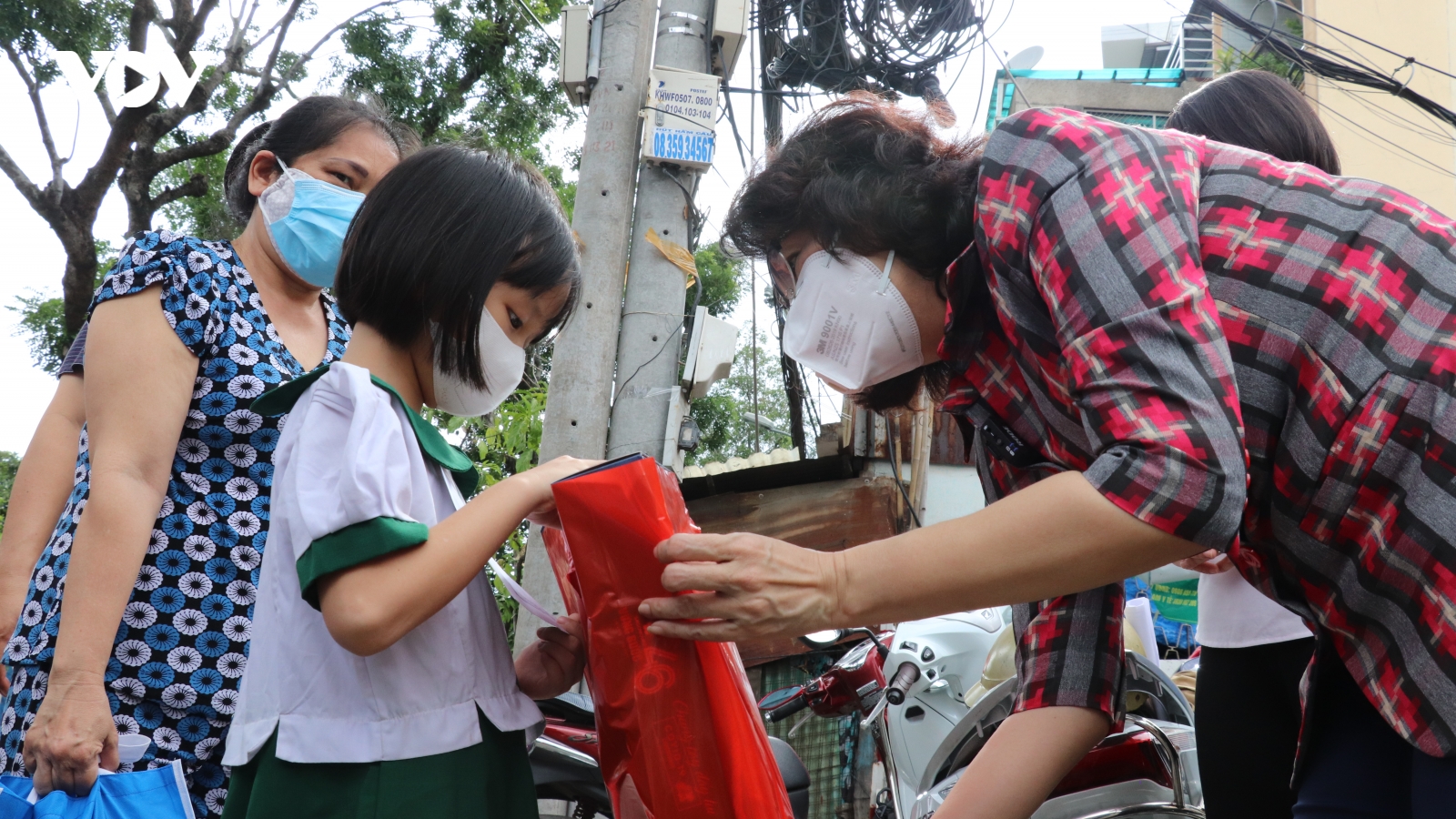 TP.HCM tặng quà trung thu cho 634 trẻ mồ côi do COVID-19