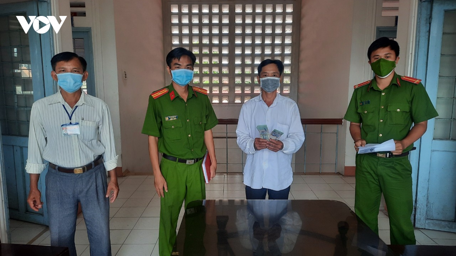 Cán bộ trực chốt kiểm soát dịch trả lại 20 triệu đồng cho người đánh rơi