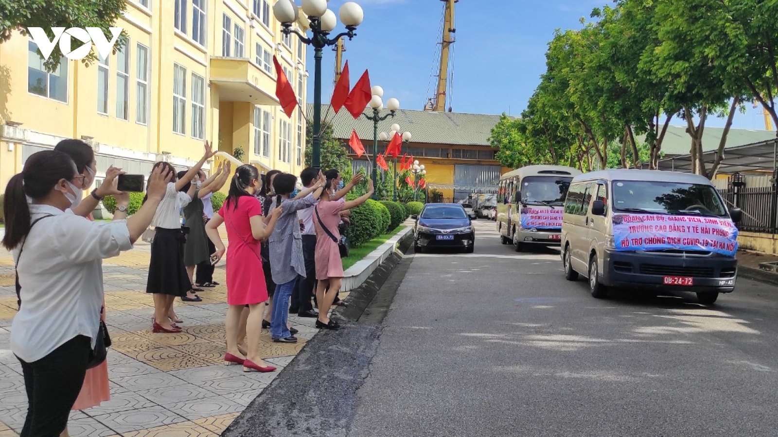 200 cán bộ, sinh viên y tế Hải Phòng lên đường hỗ trợ Hà Nội chống dịch