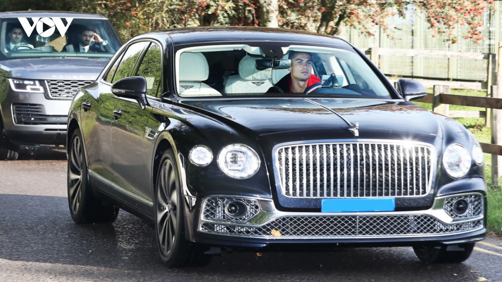 Ronaldo cầm lái Bentley Flying Spur trị giá gần 300.000 USD