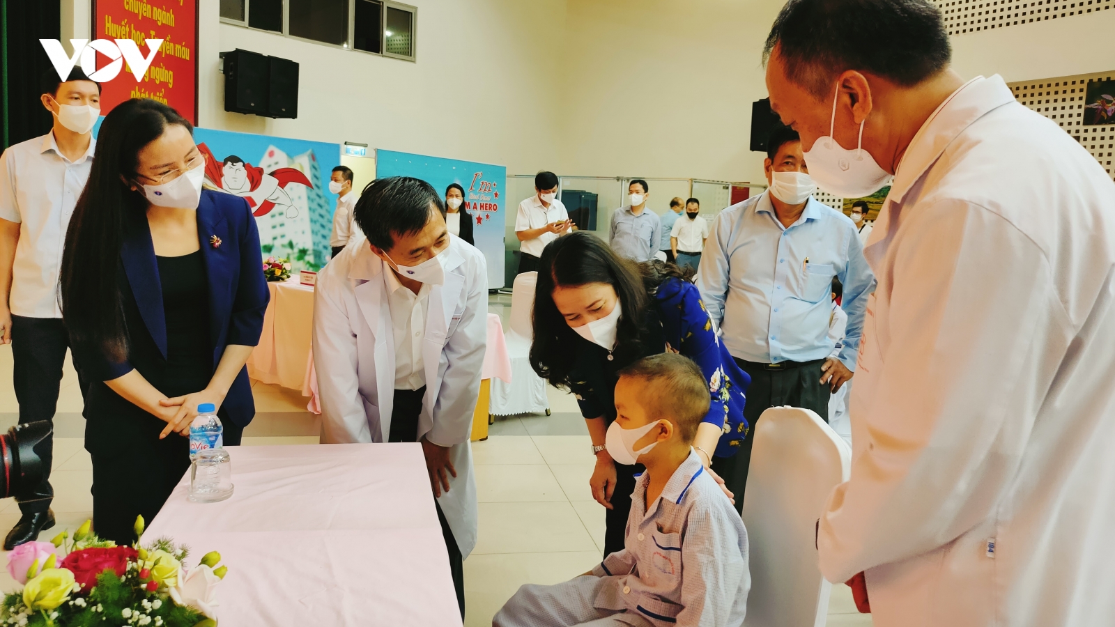 Phó Chủ tịch nước Võ Thị Ánh Xuân tặng quà bệnh nhi ung thư