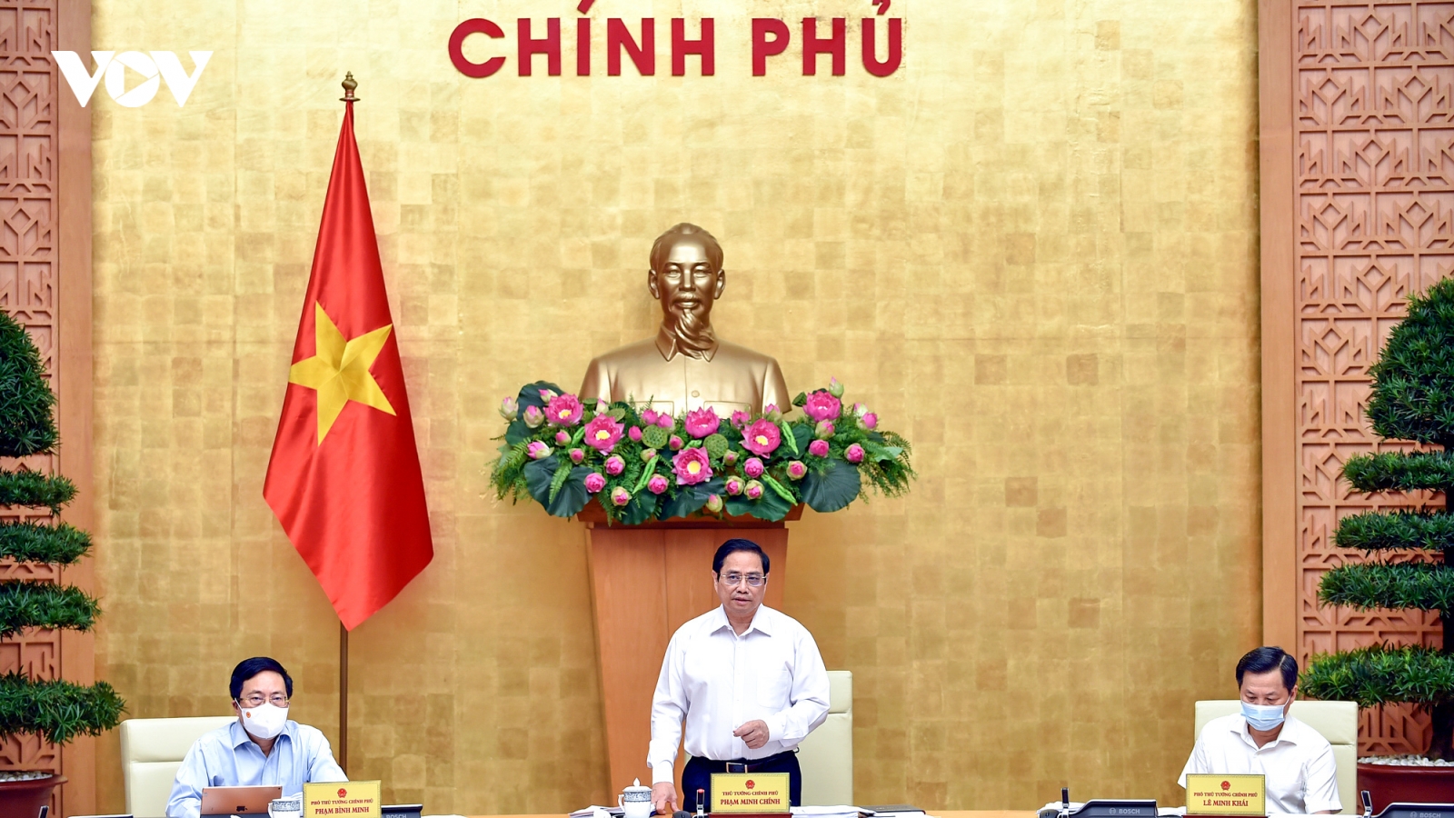 Thủ tướng: Cần ưu tiên cao nhất cho việc sớm kiểm soát dịch bệnh