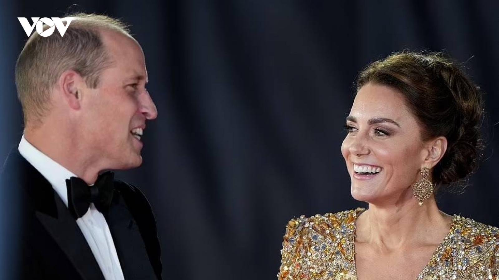 Công nương Kate sánh đôi cùng Hoàng tử William dự công chiếu bom tấn James Bond