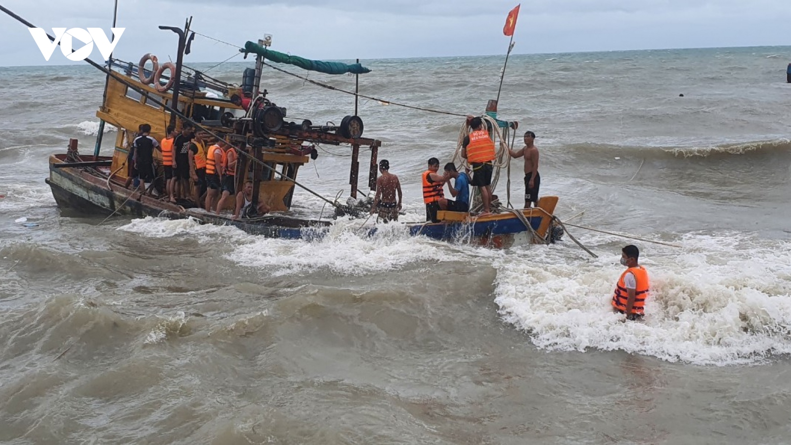 Kiên Giang cứu thành công một tàu cá bị sóng lớn đánh chìm                                