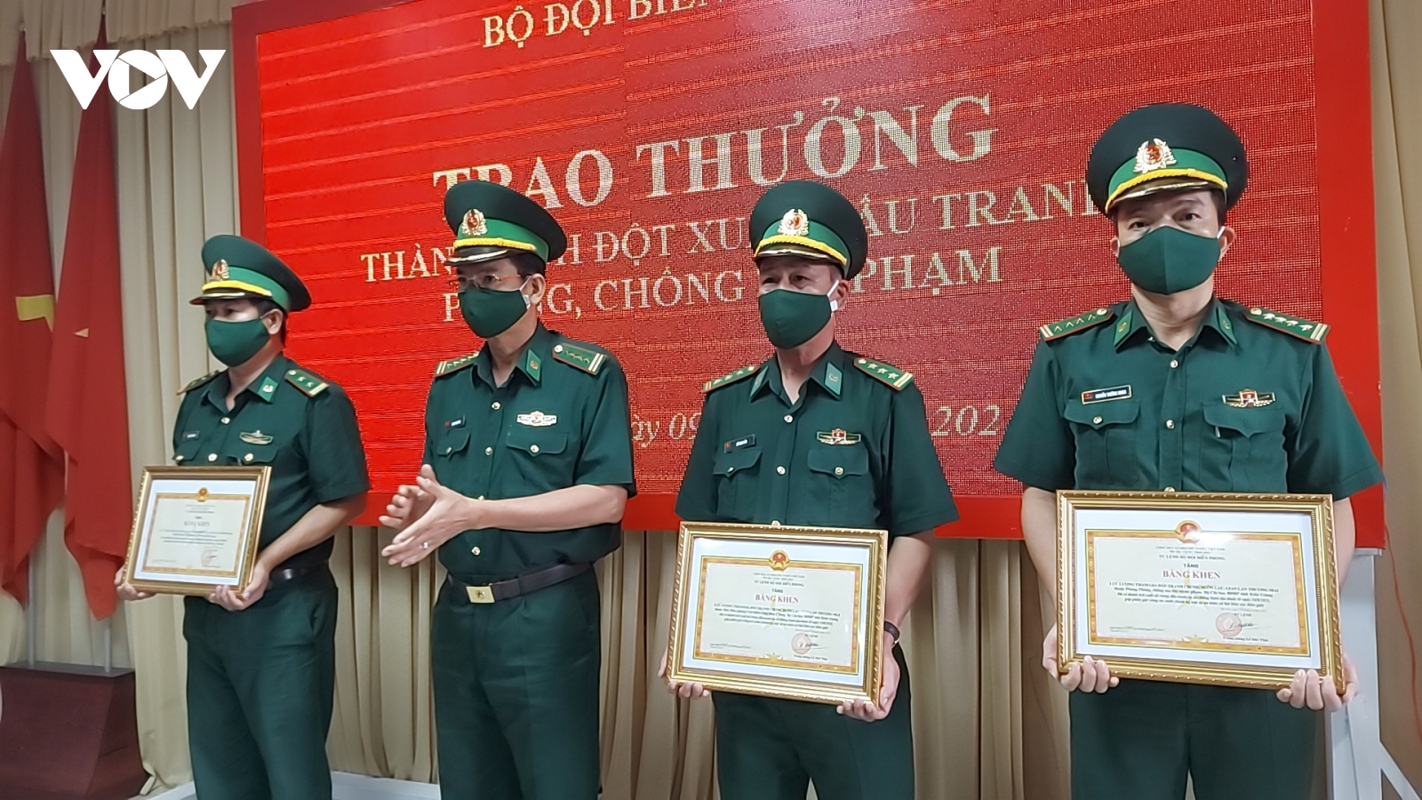 Thưởng đột xuất 4 tập thể có thành tích đặc biệt xuất sắc trong phòng chống buôn lậu