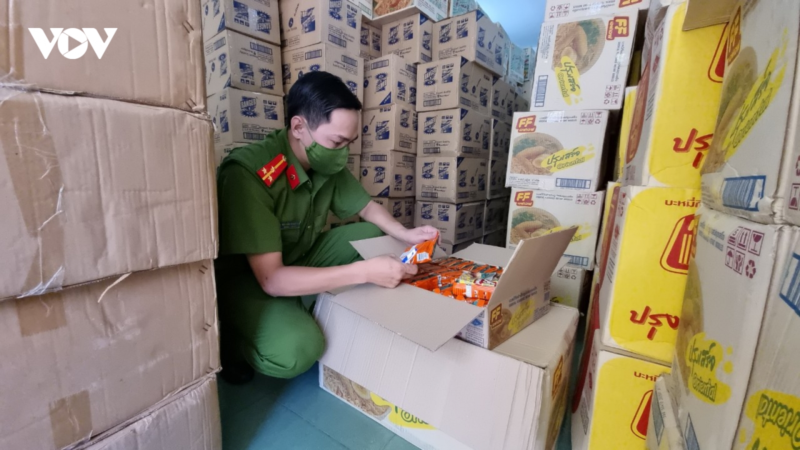 Kiên Giang bắt quả tang xe tải luồng xanh vận chuyển hàng lậu