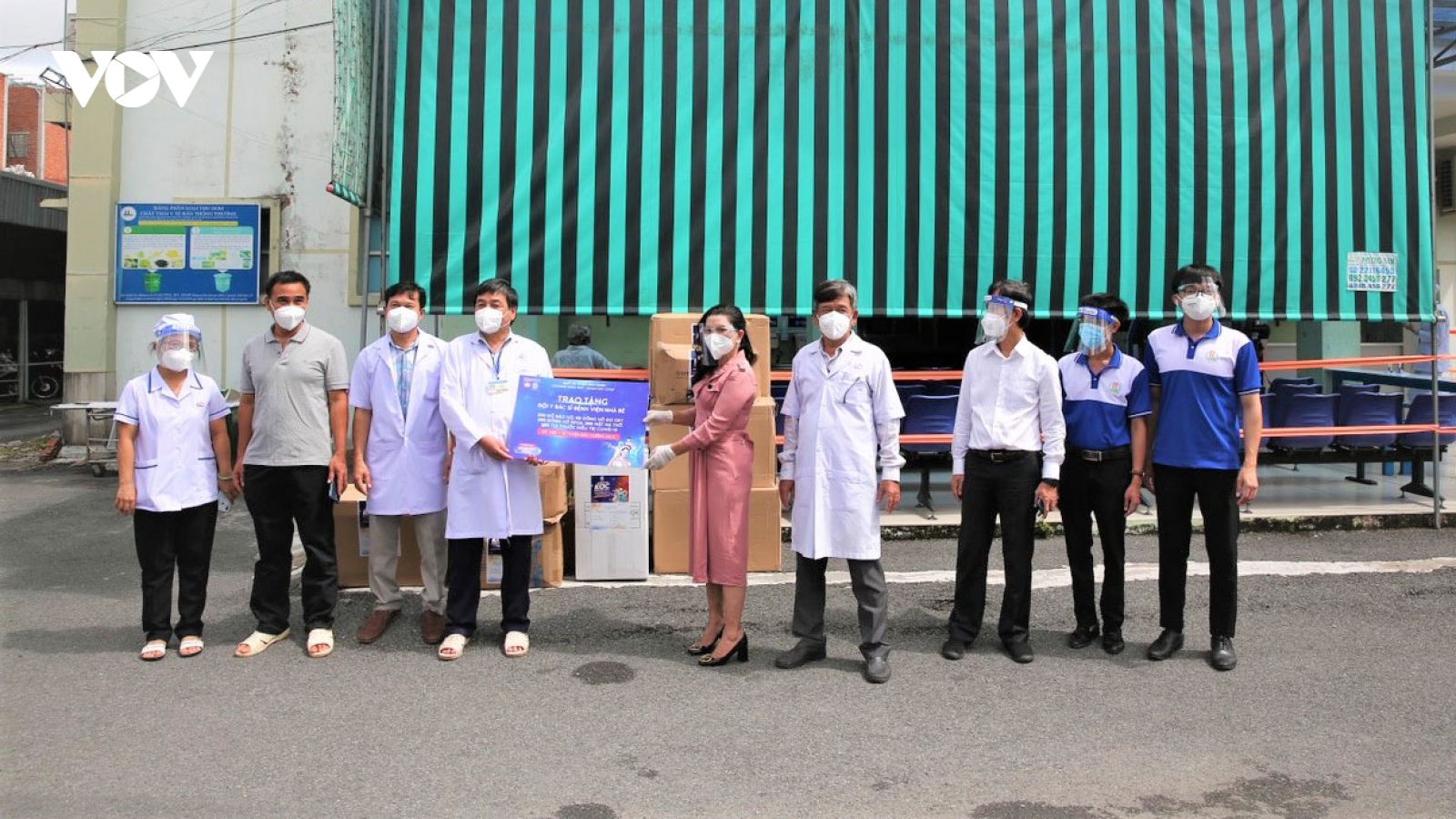 Quỹ từ thiện Kim Oanh tiếp tục hỗ trợ vật tư y tế cho các bệnh viện điều trị Covid-19