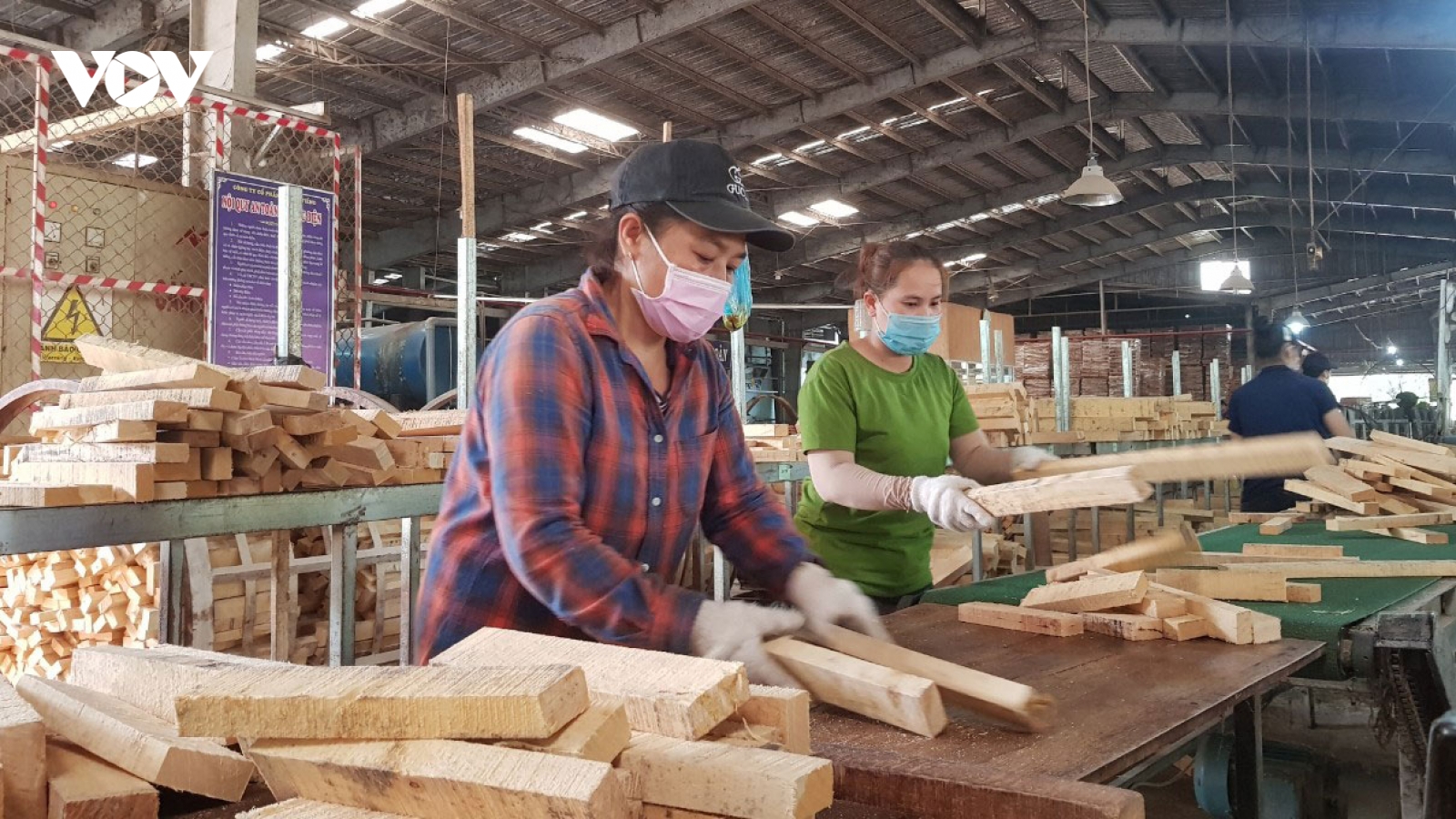 Long An hỗ trợ doanh nghiệp vay vốn, trả nợ lương cho hàng ngàn công nhân