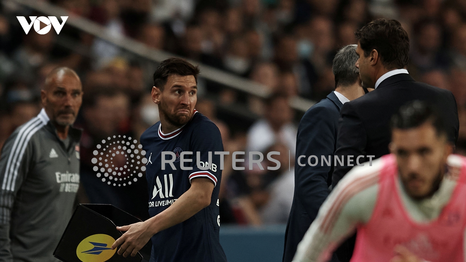 Messi "giận dỗi" với HLV Pochettino, PSG ngược dòng kịch tính trước Lyon