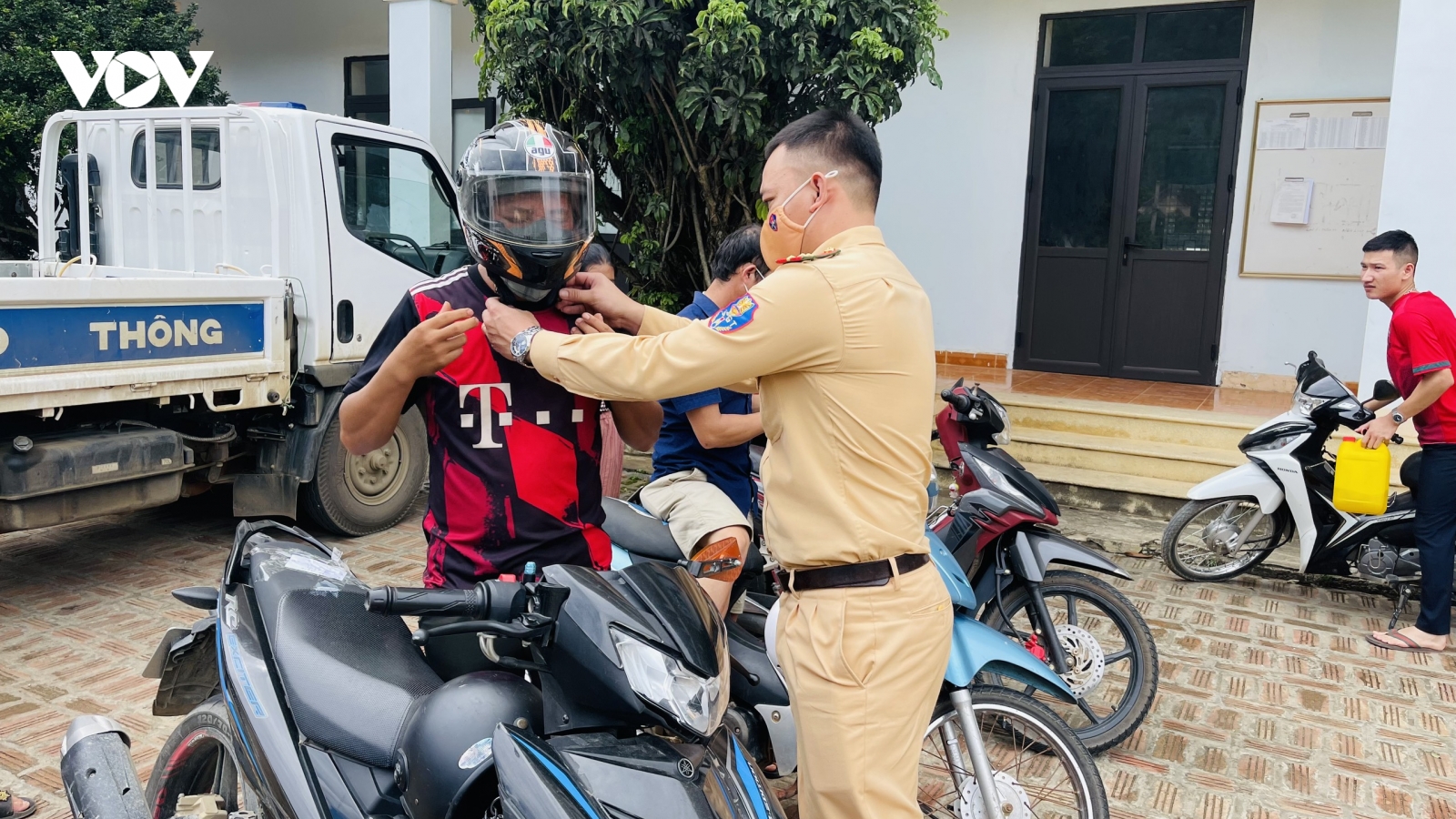 Công an Mộc Châu vận chuyển phương tiện miễn phí cho công dân cách ly