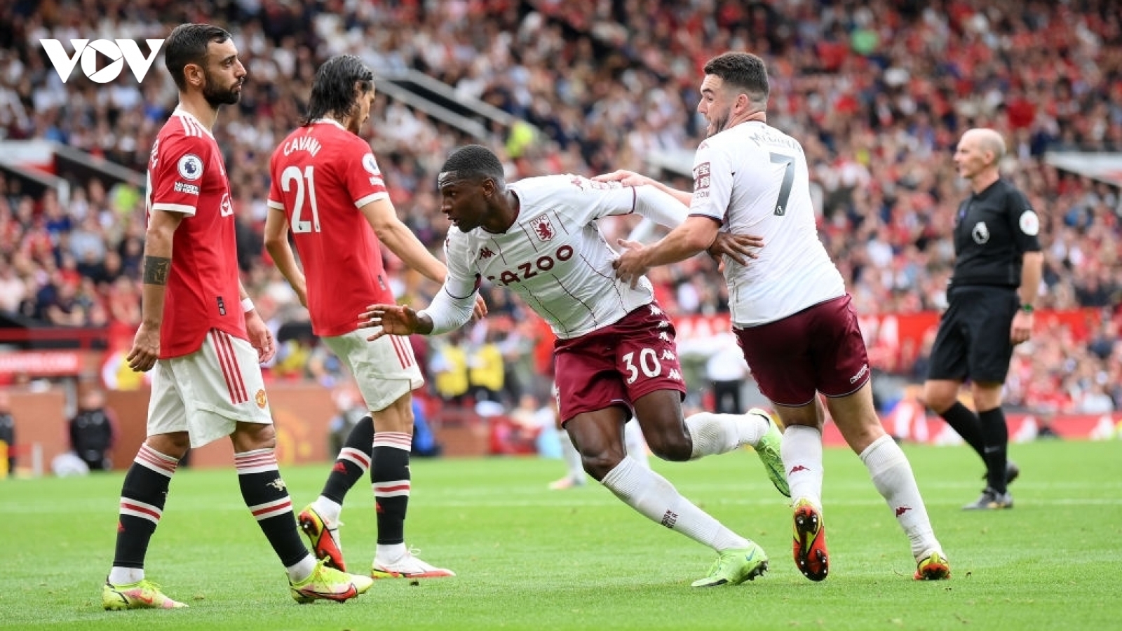 Bruno Fernandes đá hỏng penalty, MU thua Aston Villa ngay tại Old Trafford
