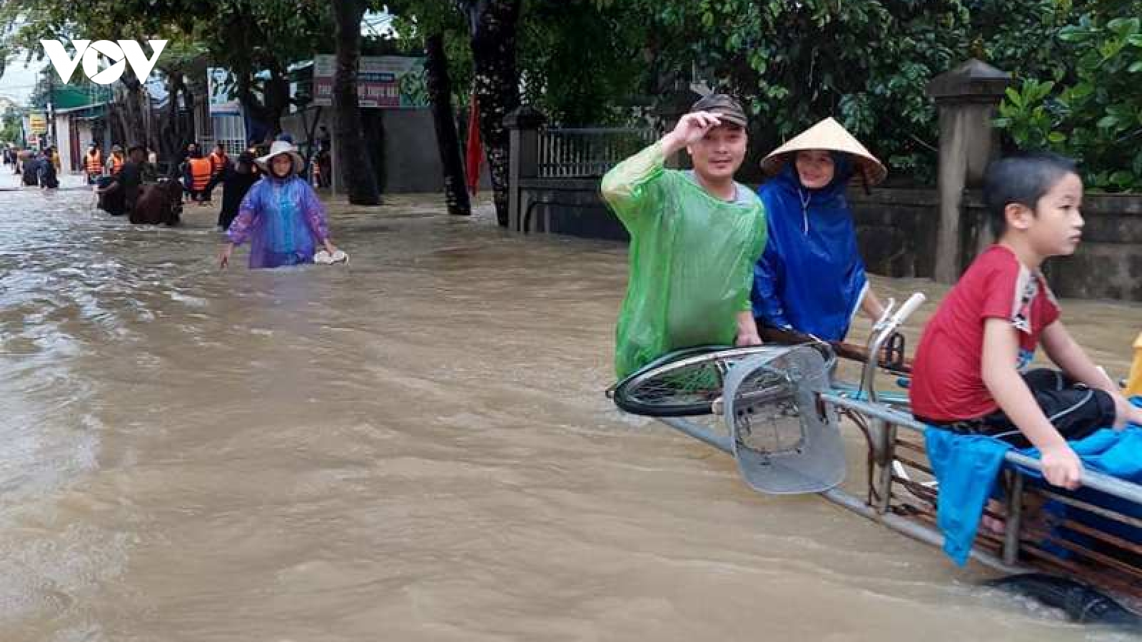 Mưa lớn khiến hàng nghìn nhà dân ở Nghệ An ngập nước