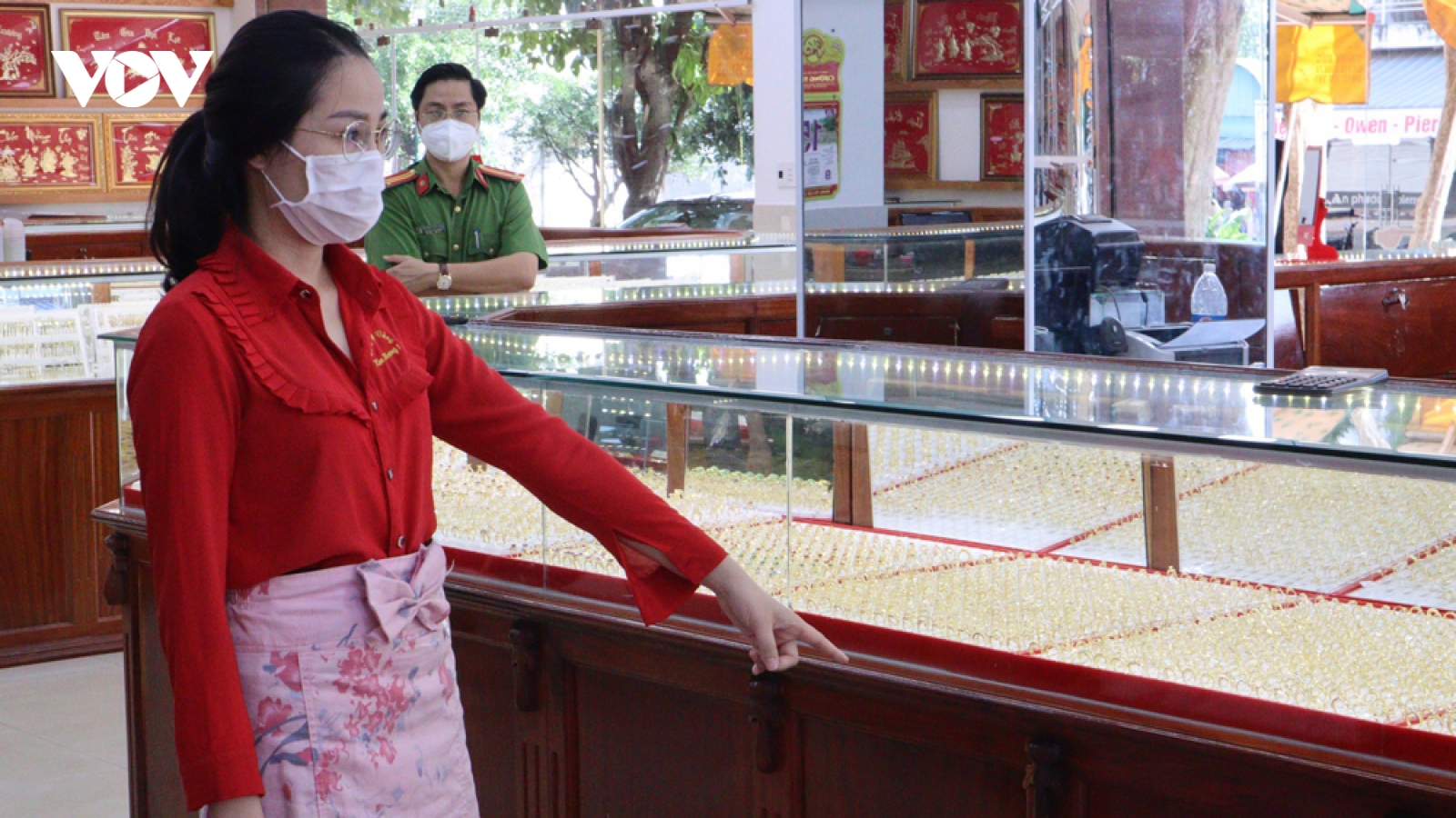 Nóng 24h: Nữ nhân viên lấy trộm hơn 2.300 nhẫn vàng bị khởi tố