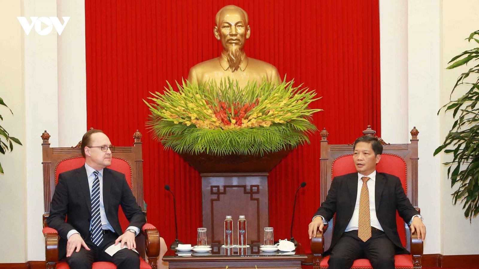 Trưởng Ban Kinh tế Trung ương Trần Tuấn Anh tiếp các Đại sứ Nga và Australia tại Việt Nam
