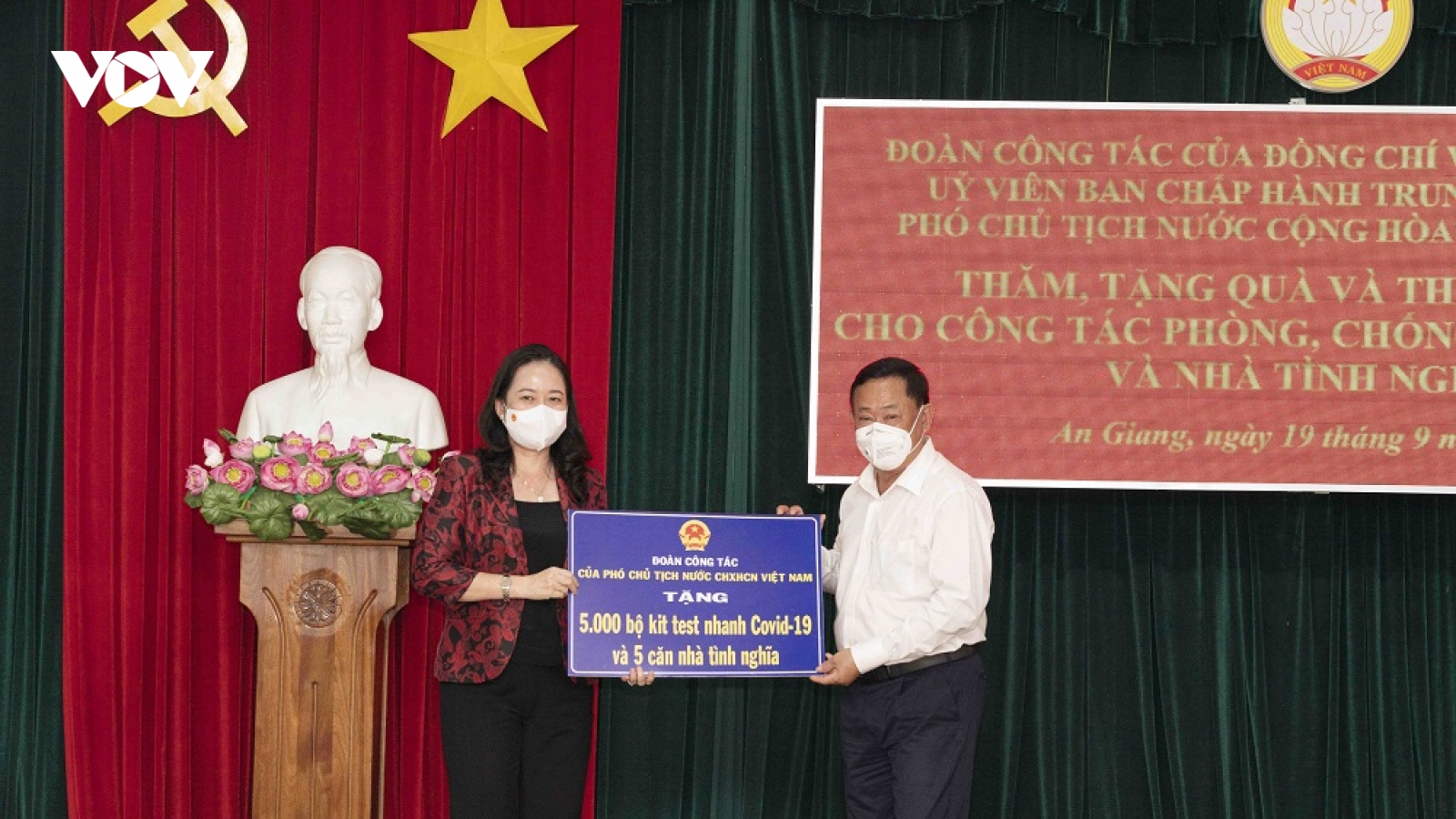 Phó Chủ tịch nước Võ Thị Ánh Xuân trao quà hỗ trợ công tác phòng, chống dịch tại An Giang