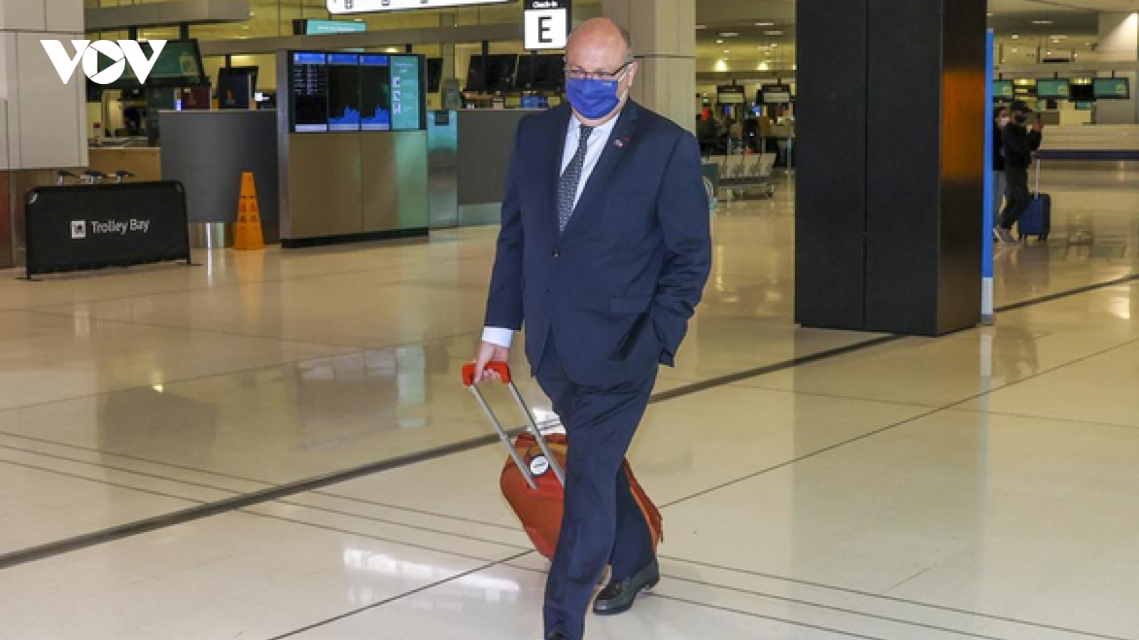 Đại sứ Pháp kéo vali rời Australia, chỉ ước có cỗ máy thời gian