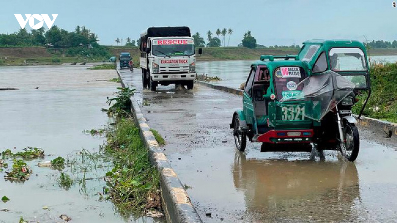 Siêu bão Chanthu đổ bộ Philippines gây mất điện diện rộng, làm hư hại nhiều nhà cửa