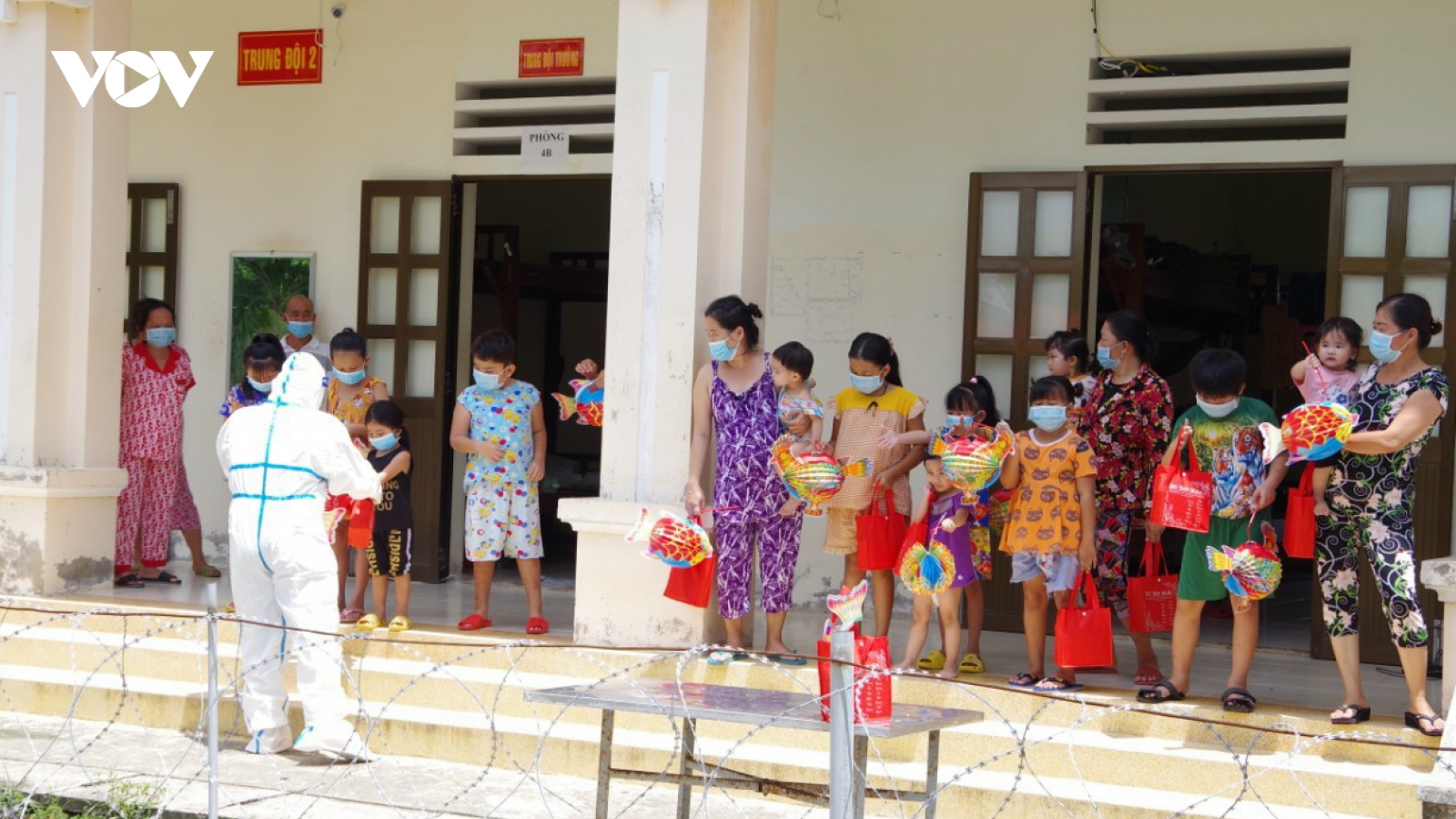 Trẻ em ĐBSCL đón Trung thu ấm cúng tại nhà