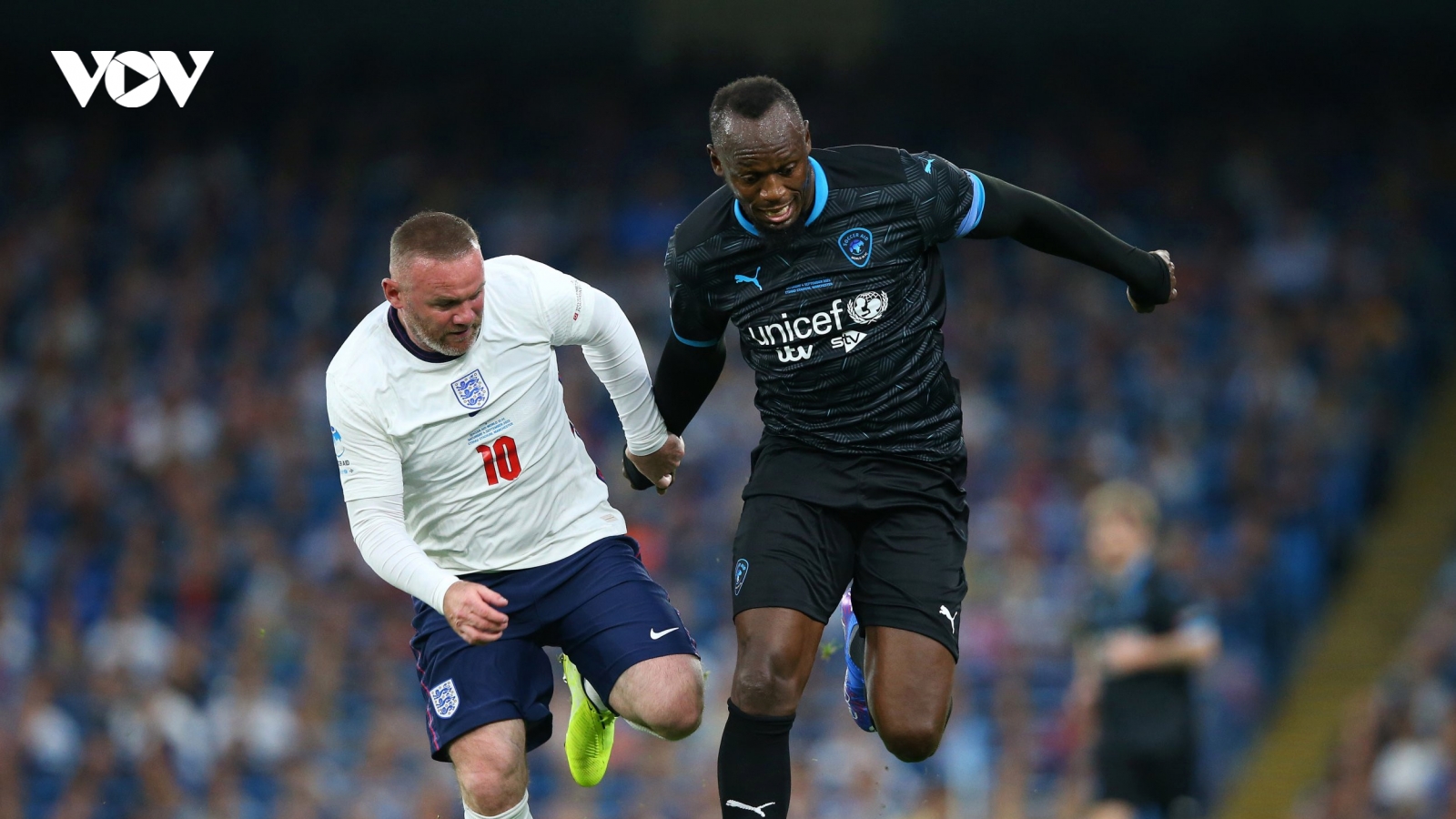 Rooney, Neville thua đội bóng của Usain Bolt trong trận đấu đặc biệt