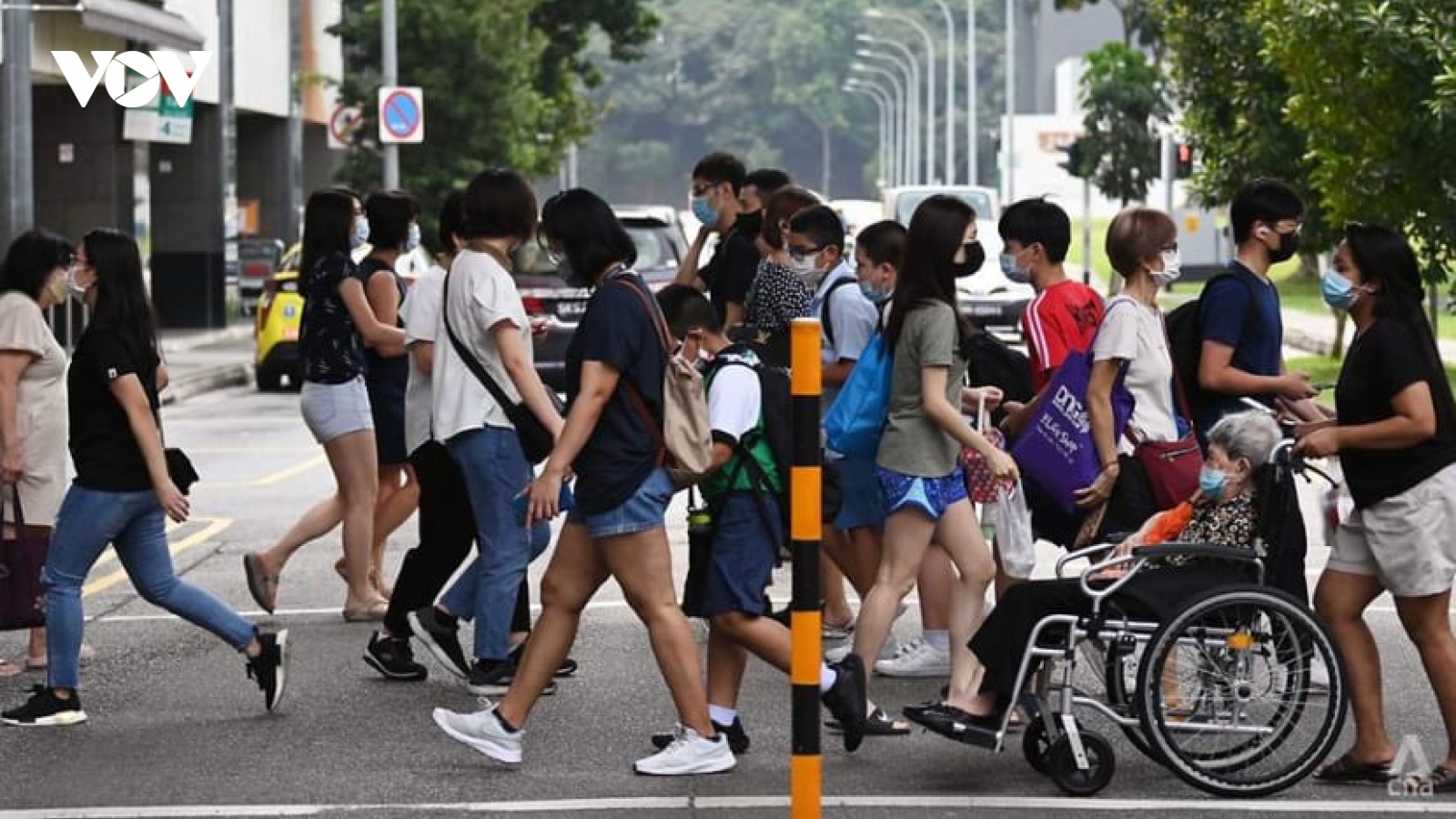 Sống chung với Covid-19, Singapore làm gì để ngăn số ca mắc đang tăng phi mã?
