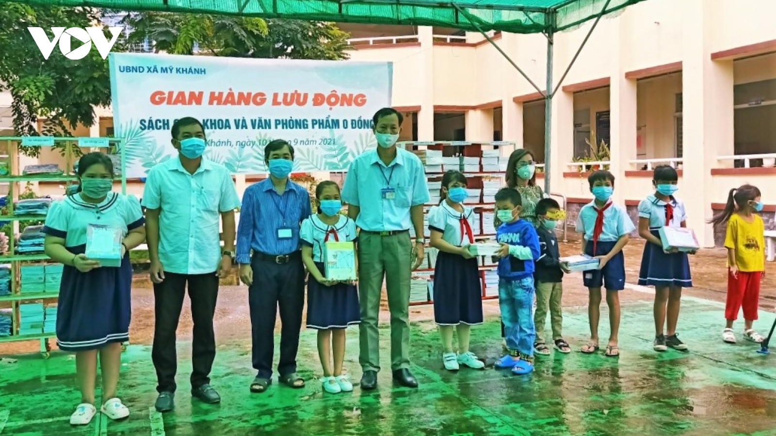 Sách giáo khoa, văn phòng phẩm 0 đồng cho học sinh nghèo